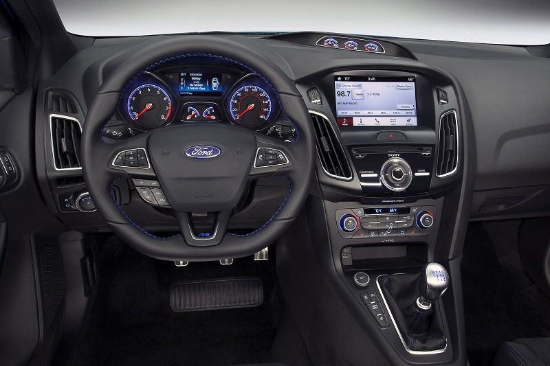 16FordFocusRS_05_HR.jpg