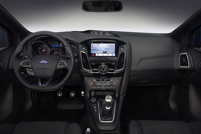 16FordFocusRS_06_HR.jpg
