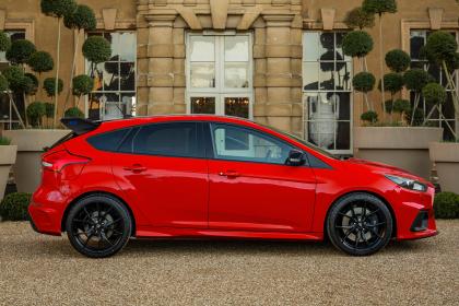 red-edition-features-grey-brake-callipers-behind-black-cast-alloys.jpg