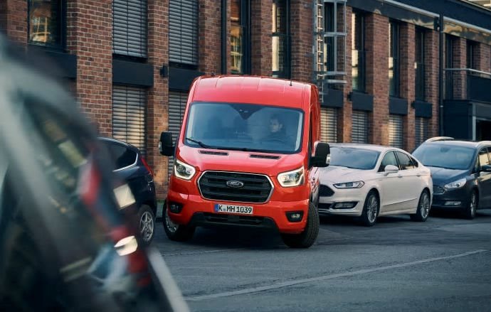 Nya Ford Transit har en rad olika förarassistanstekniker som underlättar när föraren ska parkera, som tidigare har varit ovanliga i transportbilar.