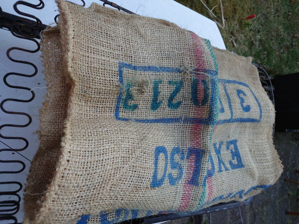 Ny juteväv. (Gammal kaffesäck som jag hade kvar sen barnen var små. Tomten lämnade den.)