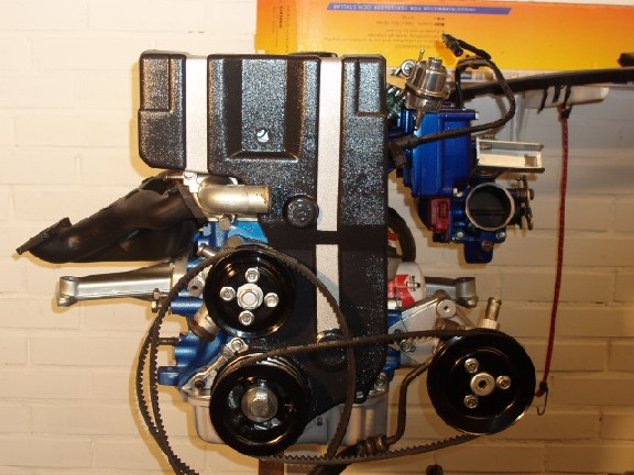 Motorn framifrån med kamkåpa.jpg